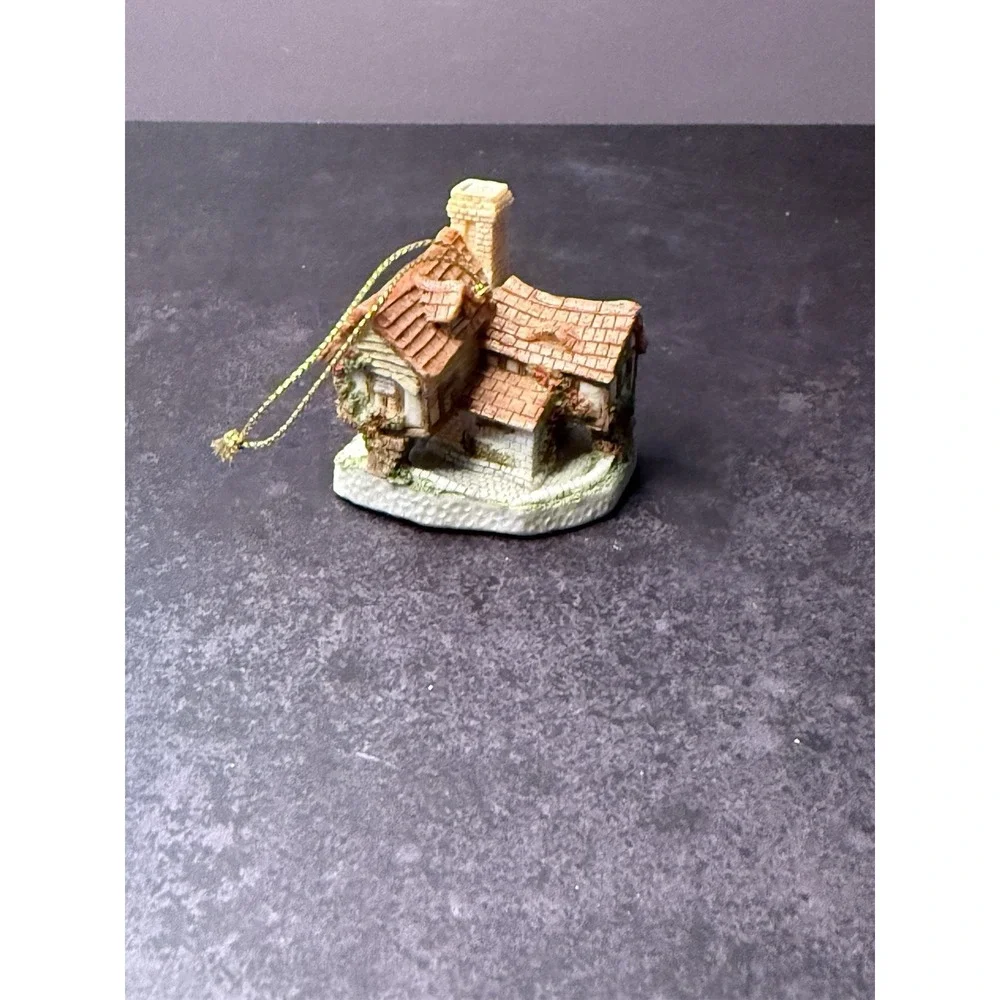David Winter Cottages - Tomfool's Cottage - 1990 Collector's Guild No.9